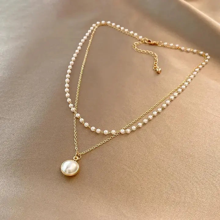 Eleganti perle in collana d'oro